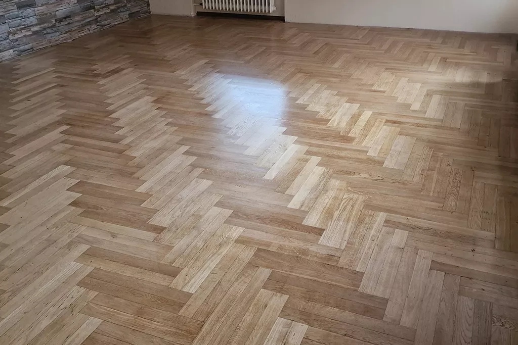 Fischgrätparkett in einem Wohnraum