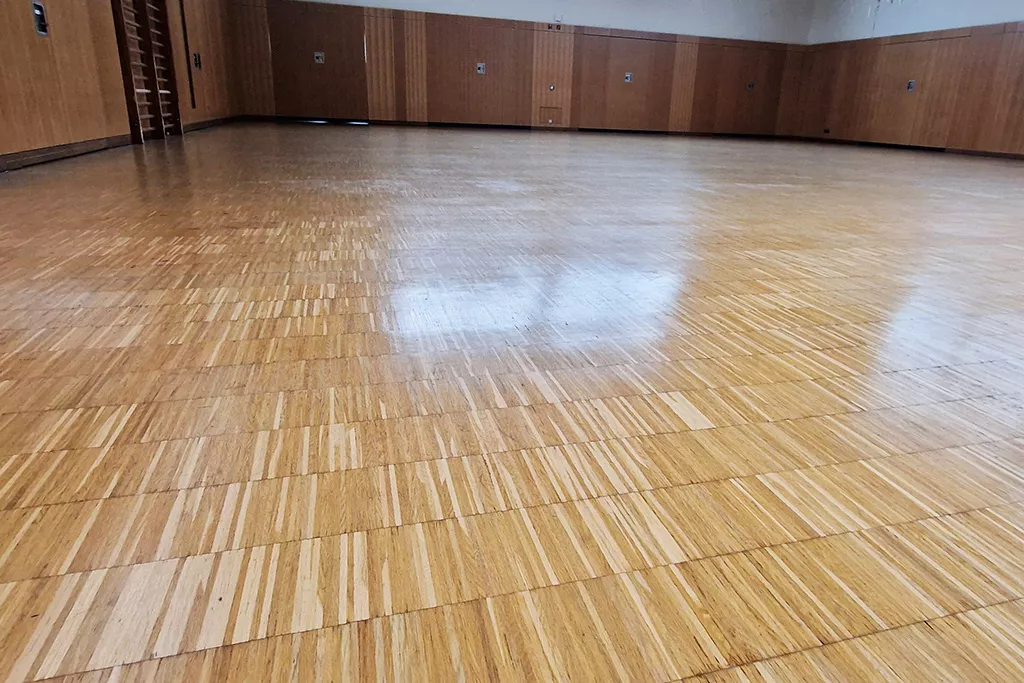 Hochkantlamellenparkett in einer Sporthalle