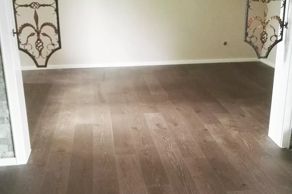 Dunkles Laminat in einem Wohnraum