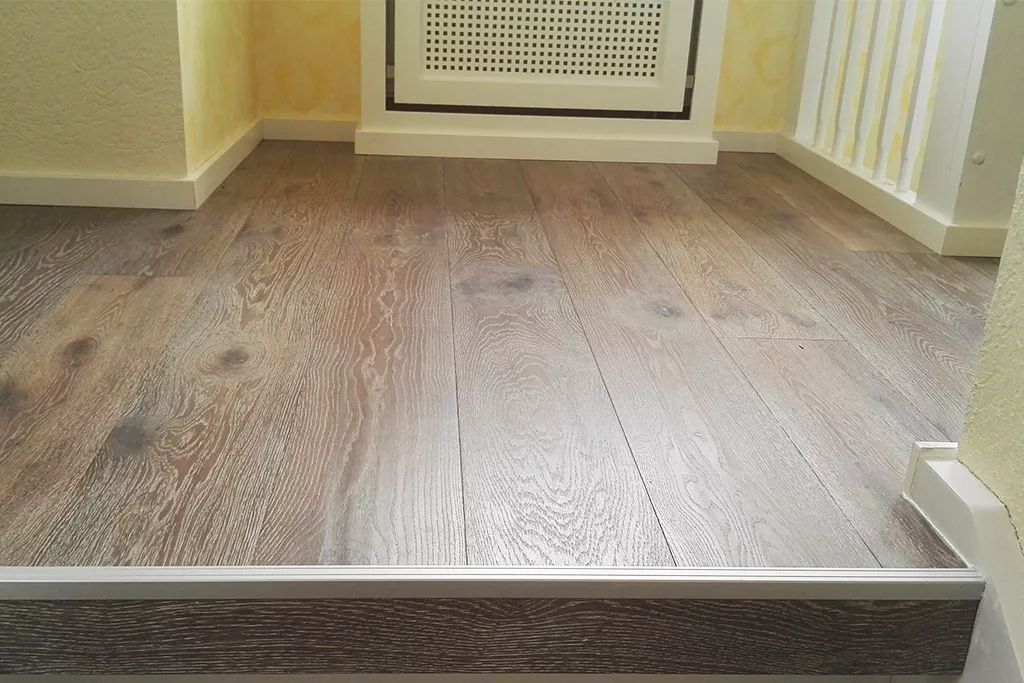 Dunkles Laminat in einem Wohnraum mit gelben Wänden